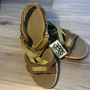 Merrell green & brown shoes